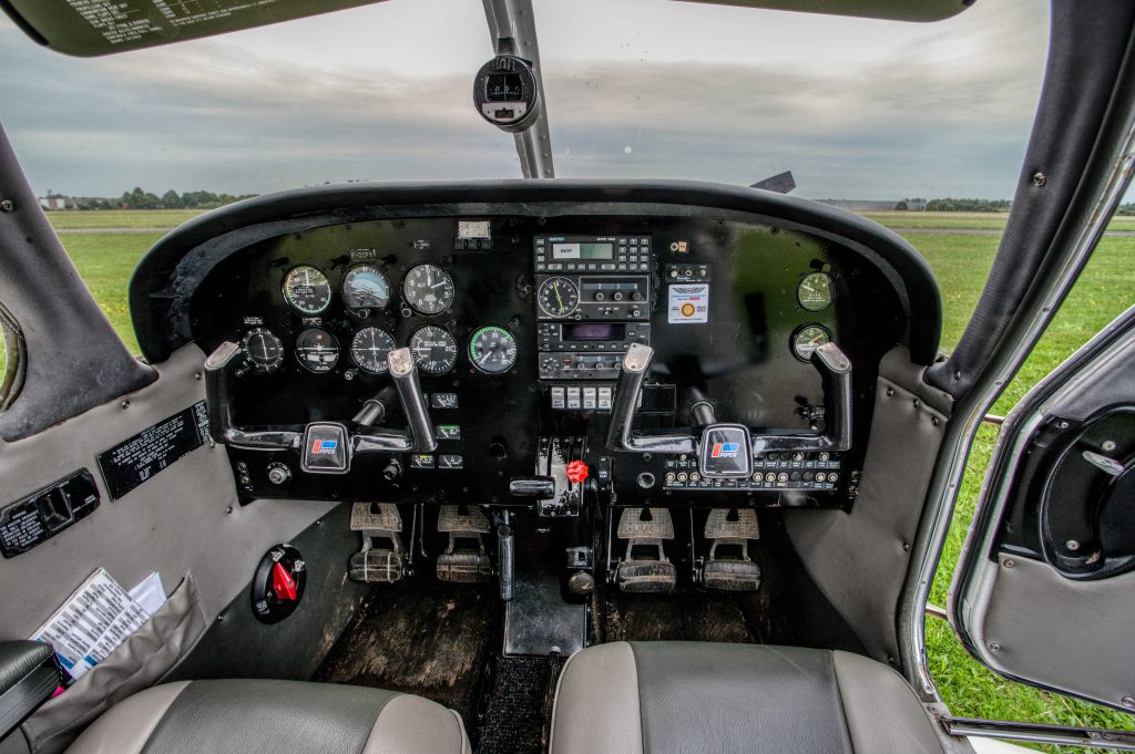 cockpit pa28